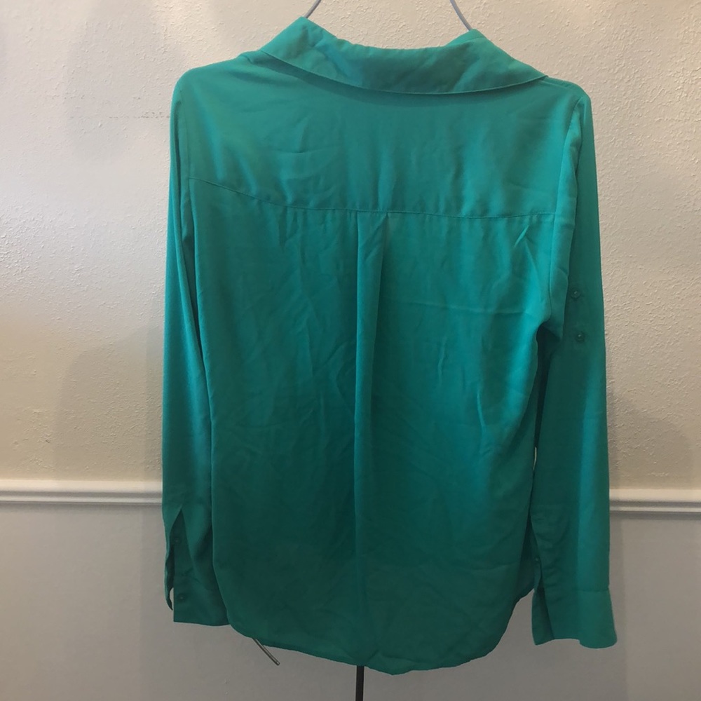 Beautiful green button down - Picture 3 of 4